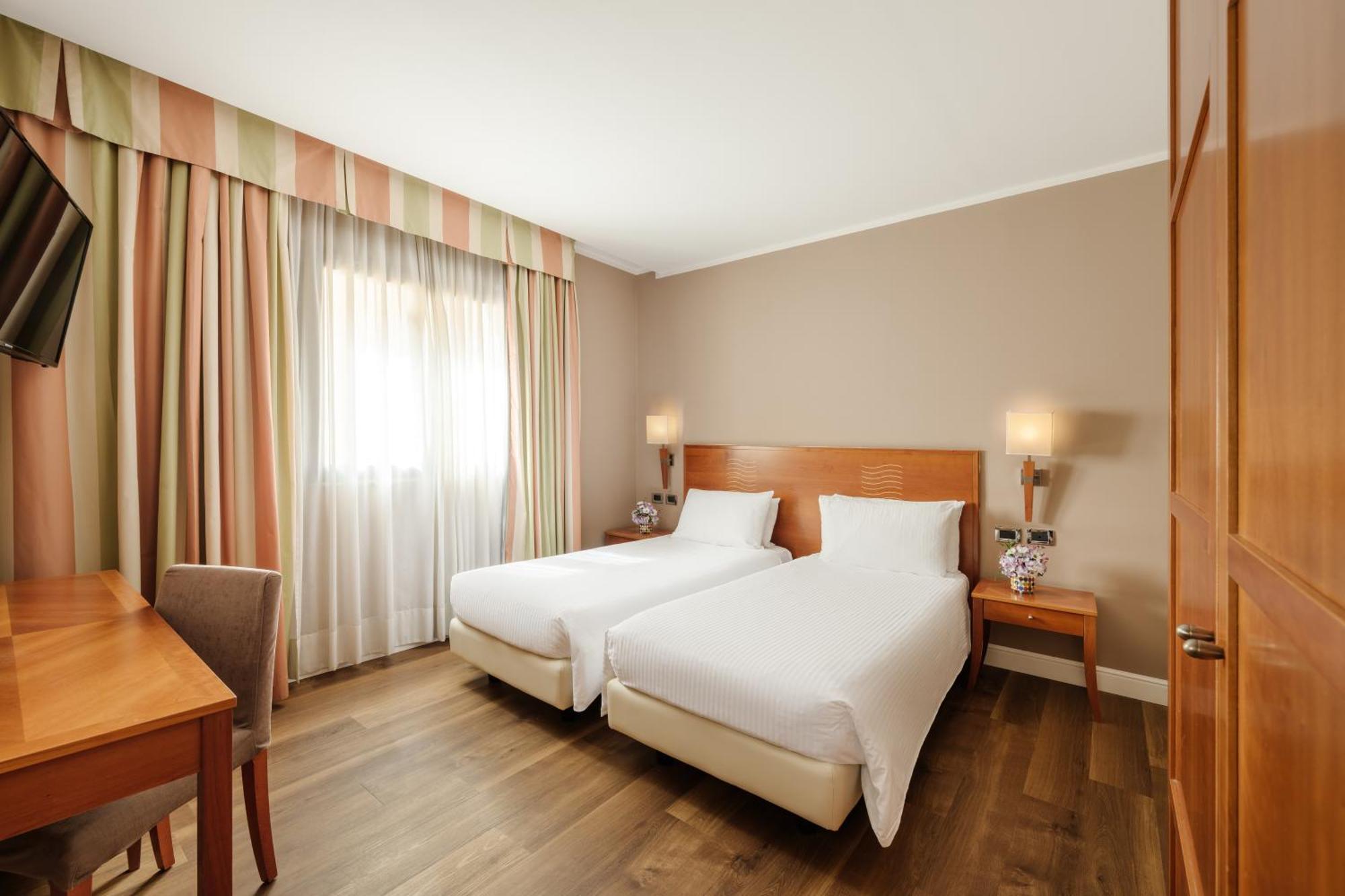 Hotel Dei Cavalieri Caserta - La Reggia Bagian luar foto